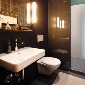 Aare Lodge Attisholz Self Check-in的一间浴室