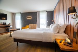 Postel nebo postele na pokoji v ubytování Best Western Côte des Sables Plouescat
