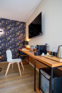 TV a/nebo společenská místnost v ubytování Best Western Côte des Sables Plouescat