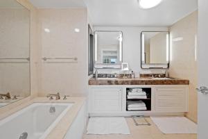 フォート・ローダーデールにあるRitz-Carlton Luxury Oceanview 3-Bedroom Residenceの浴槽、洗面台、鏡のあるバスルーム +12枚の写真