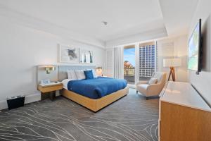 フォート・ローダーデールにあるRitz-Carlton Luxury Oceanview 3-Bedroom Residenceのベッドルーム(青いベッド1台、椅子付)