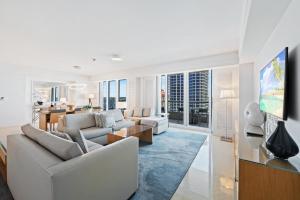 フォート・ローダーデールにあるRitz-Carlton Luxury Oceanview 3-Bedroom Residenceのリビングルーム(ソファ2台付)、ダイニングルーム