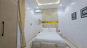 莱基Brown condo的卧室里有一张白色的床和一面镜子