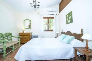 Postel nebo postele na pokoji v ubytování Villa Can Canaveret by Villa Plus + 8 fotografií