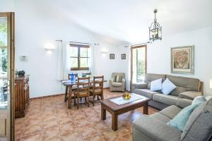 Posezení v ubytování Villa Can Canaveret by Villa Plus