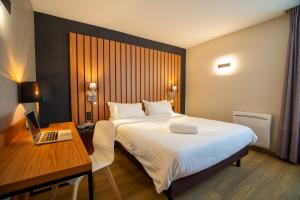 Postel nebo postele na pokoji v ubytování Best Western Côte des Sables Plouescat