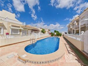 basen przed domem w obiekcie Casa Ellen A Tranquil Ground-Floor Retreat in Los Alcazares w mieście Los Alcázares +11 zdjęć