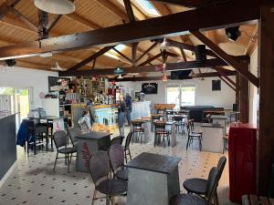 Ресторан / где поесть в Domaine Résidentiel de Plein Air Escale du Perthuis