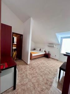 Postel nebo postele na pokoji v ubytování Hotel Max + 33 fotografií