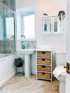 Bilik mandi di Castle View, by Solace Stays