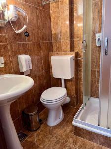 Koupelna v ubytování Hotel Max