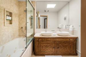 Un baño con dos lavabos, una ducha y una bañera. en New The Triton Manhattan Beachfront Escape, en Manhattan Beach 82 fotos más