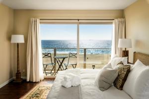 Una habitación con cama y vistas al océano. en New Listing The Nautilus Manhattan Beachfront Retreat, en Manhattan Beach