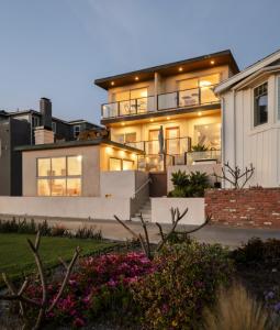 Una casa grande con luces encendidas en el frente. en New The Triton Manhattan Beachfront Escape, en Manhattan Beach