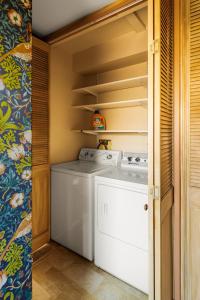 un lavadero con lavadora y secadora en New The Triton Manhattan Beachfront Escape, en Manhattan Beach