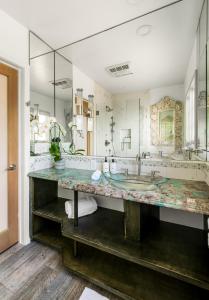 Un baño con un lavabo grande y un espejo grande. en New Listing The Nautilus Manhattan Beachfront Retreat, en Manhattan Beach 74 fotos más