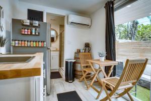 Η κουζίνα ή μικρή κουζίνα στο Luxury Tiny Container Home 2mi to Beach Private