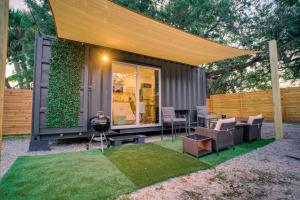 Κήπος έξω από το Luxury Tiny Container Home 2mi to Beach Private