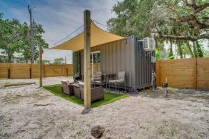 Κήπος έξω από το Luxury Tiny Container Home 2mi to Beach Private