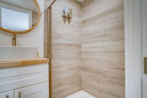 Ένα μπάνιο στο Luxury Tiny Container Home 2mi to Beach Private