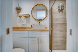 Ένα μπάνιο στο Luxury Tiny Container Home 2mi to Beach Private +11 φωτογραφίες