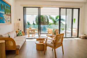 Χώρος καθιστικού στο Modern 2 BR With Amazing Ocean Views And Infinity Pool