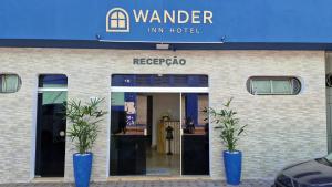 パスト・デ・ミナスにあるWANDER inn HOTELの「ワンダラー・イン・ホテル」と書かれた看板のある店先