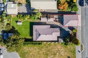 an overhead view of a house with a roof at Forest Cottage. Great Location, Free WiFi in Methven