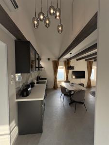 Una cocina con una mesa y un comedor. en Tina's Sunset Haven, en Ustrine