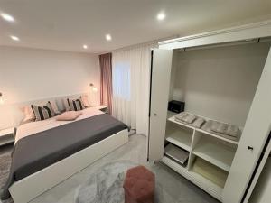 Un dormitorio con una cama grande y un espejo. en Tina's Sunset Haven, en Ustrine
