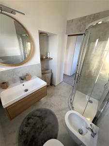 un baño con lavabo y ducha en Tina's Sunset Haven, en Ustrine 43 fotos más