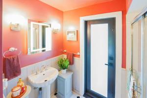 Ένα μπάνιο στο Upgraded Lux Retreat in Coconut Creek with Pool and Hot Tub