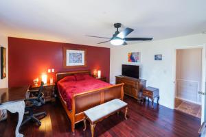 Μια τηλεόραση ή/και κέντρο ψυχαγωγίας στο Upgraded Lux Retreat in Coconut Creek with Pool and Hot Tub