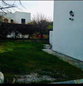 una pared con una luz en el lateral de un edificio en Lagonisi2025, en Kalívia Thorikoú
