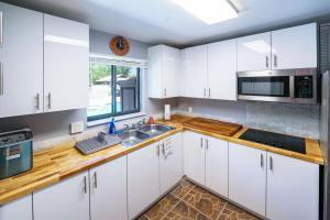 Η κουζίνα ή μικρή κουζίνα στο Upgraded Lux Retreat in Coconut Creek with Pool and Hot Tub