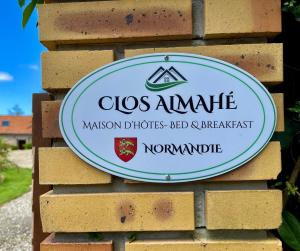 GainnevilleClos Almahe的砖墙边的标志