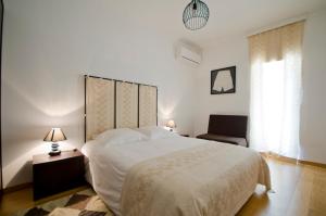 um quarto branco com uma cama grande e uma cadeira em Casa da Ladeira, Turismo Rural em Estreito