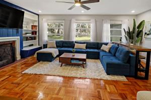 Una sala de estar con un sofá azul y una mesa. en 1920s Speakeasy, Horses Hot Tub 5mi to Beach, en Vero Beach
