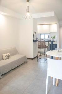 Una sala de estar con una cama y una cocina. en Dorrego House, en Rosario