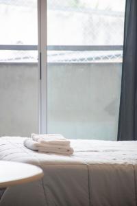 Una pila de toallas encima de una cama en Dorrego House, en Rosario 29 fotos más