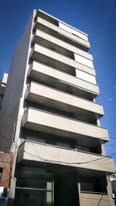 un edificio alto de color blanco con ventana en Dorrego House, en Rosario