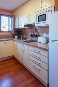 Kuchyňa alebo kuchynka v ubytovaní Luxury Country & Rural Villa Santa Brigida Las Palmas