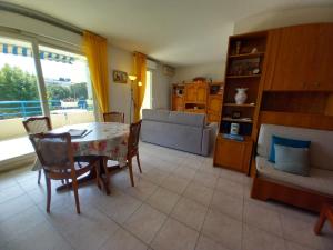 Kuchyňa alebo kuchynka v ubytovaní Le SEXTANT, Frejus Plage, Grand T2, 52 M2 3-4 pers