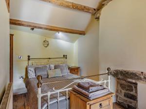 Yspytty-Ifanにある2 bed in Betws Y Coed 77744のベッドと木製のテーブルのある寝室