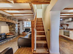 Yspytty-Ifanにある2 bed in Betws Y Coed 77744のリビングルーム(螺旋階段、ソファ付)