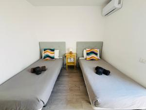 2 camas individuales en una habitación con mesa en Atardecer 1, en Puerto de Santiago 17 fotos más