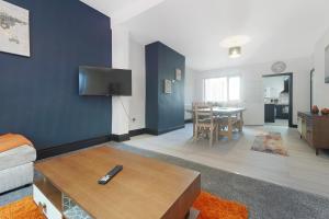 TV a/nebo společenská místnost v ubytování New 4BR in Station Road