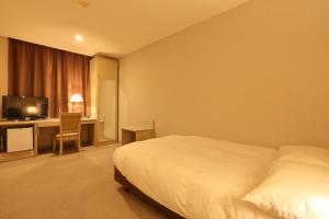 Postel nebo postele na pokoji v ubytování Chisun Hotel Kamata