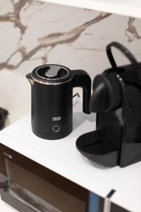 une cafetière noire assise au-dessus d'un comptoir dans l'établissement BnB Tirana Centro Balcony, à Tirana