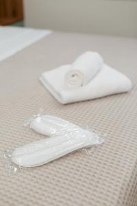 un objet blanc assis au-dessus d'une table dans l'établissement BnB Tirana Centro Balcony, à Tirana 13 autres photos